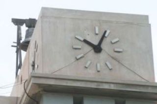 Hora. El reloj de tres caras dio la hora gratis del '46 al '49. No está roto, sino que el mecanismo depende de que funcionen las campanas.