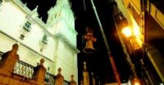 HISTÓRICO. La remozada campana fue izada el viernes por la noche hasta la torre de la Catedral mediante una grúa especial. /PIQUI