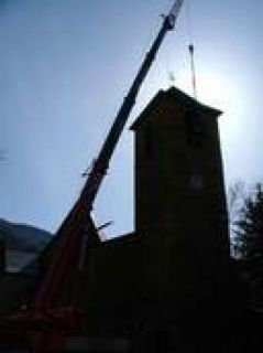 Se necesitó una gran grúa para subir la campana a la torre de la iglesia. - E. F.