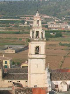 En esta fotografía, original de Rafael Fayos, observamos una bella imagen de la esbelta torre chellina de Nuestra Señora de Gracia.