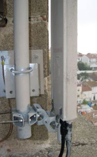 La antena de Vodafone en el campanario de la iglesia de Canet de Mar