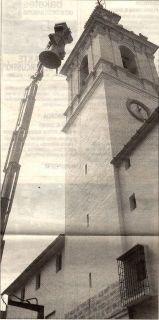 TRABAJO. La grúa subió las cuatro campanas a la torre de la iglesia