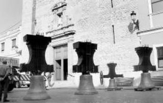 Els treballs de restauració i el brunyit de bronze dels batalls s’han pogut apreciar des de terra abans de tornar les campanes al seu lloc habitual. / PANI/R.S.