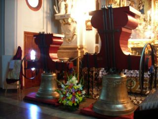 Les campanes exposades dins del temple