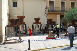 Las campanas estuvieron expuestas ayer en la entrada de la parroquia de la Asunción.