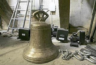 La más pequeña de las campanas litúrgicas del Pilar se llama Santa Ana, mide 52 centímetros de diámetro y pesa unos 80 kilos. Data de 1884 y se hacía repicar, por ejemplo, cuando había que bendecir los campos. - HERALDO