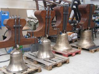 Las campanas restauradas en el taller de la empresa