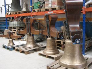 Las campanas restauradas en el taller de la empresa