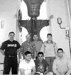 El grupo de alcorinos, junto a una campana. Foto:NOMDEDEU