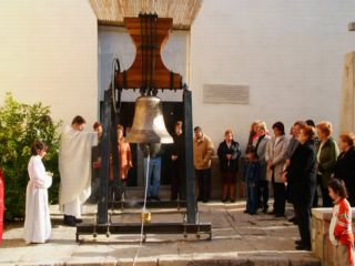 La iglesia de El Palomar restaura su campana de 1828
