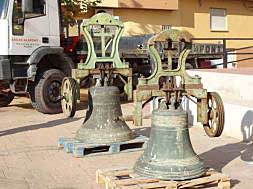 Las campanas de la iglesia Santa Anna de Senyera, bastante deterioradas, preparadas para su traslado.