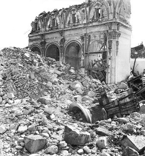 El 7 de juliol de l’any 1938, abans de retirar-se les tropes de la República varen dinamitar el campanar, en considerar-lo un punt estratègic d’observació. Entre els escombros, dos de les campanes que es varen salvar i la ferralla de la torre de les campanes del rellotge. Al fons, l’únic tros de paret de l’església que va restar dempeus. - Foto MARQUÉS DE SANTA MARÍA DEL VILLAR