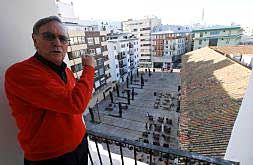 El párroco Pepe Correcher muestra desde el campanario la plaza de Dénia sobre la que no pueden instalar una grúa para bajar las campanas