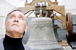 El párroco Pepe Correcher mira cómo descienden las campanas