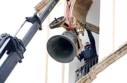 Los operarios enganchan la campana más grande, la ´San José´, de 500 kilos, para bajarla