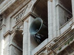 Volteo de la campana del Santo Rostro en una de las torres de la Catedral de Jaén - Foto: IDEAL