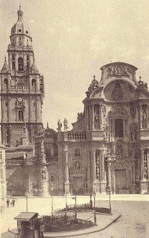 La torre de la Catedral, con sus míticas campanas, en una foto de principios del siglo pasado.