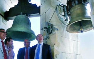 Los responsables de la Fundación Cajasol durante la visita a las restauradas campanas de la Catedral