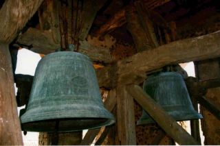 Vista interior del campanario donde se muestran las dos campanas que se hacen tocar como reclamo para asistir a la eucarustía