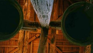 Otra vista del interior del campanario en el que se aprecia el interior de las campanas