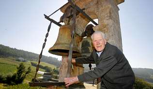 Manuel Rodríguez Osinde, con 88 anos cumpridos en xaneiro, subiu onte ao campanario da igrexa de San Miguel para dar a última nota - Foto CASAL , José Manuel