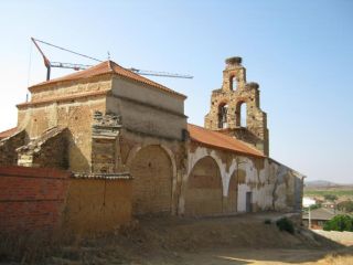 Vista de la iglesia de la Torre del Valle con la torre del campanario al fondo