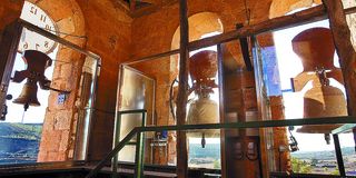 Las campanas vistas desde el interior de la torre y a través de las mamparas instaladas para evitar filtraciones.