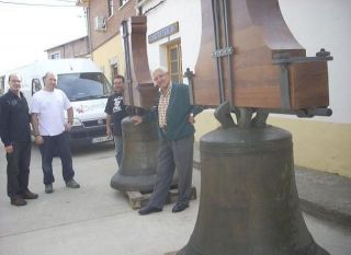 Las nuevas campanas de la iglesia de Moraleja del Vino, antes de su instalación.