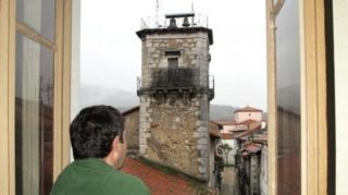 Un vecino de Markina observa la torre
