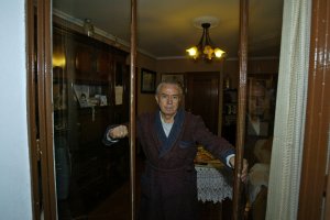 Antonio Rus, en la puerta de su vivienda que da a la terraza desde donde se ven las campanas. Foto FRANCIS