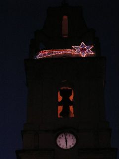 Las campanas restauradas en la torre, adornada para Navidad