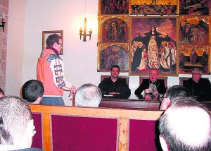 Los campaneros le contaron al arzobispo sus actividades