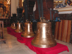 Las cinco campanas restauradas en exposición dentro del Santuario