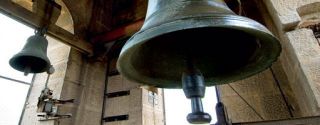 Les campanes de l’església d’Alfés ja no sonen de nit perquè uns veïns van denunciar que no els deixaven dormir. Foto SANSEN