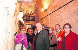El párroco Bernardo Guerrero con un grupo de turistas