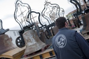 Operarios se disponen a transportar las campanas hasta el interior de su factoría en Torredonjimeno.