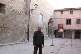 Vicente Castel Bardelí junto a la iglesia de Albalate. - AUTOR: MARTÍNEZ, Antonio
