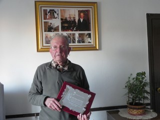 Vicente Castel Bardelí posa con su placa, con la que se rindió el pasado 6 de marzo homenaje a su labor. - AUTOR: MARTÍNEZ, Antonio