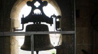 Imagen de una de las campanas reforzadas con una rejilla contra las palomas - AUTOR: ARTOLA, Diego