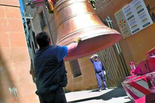 Una campana es elevada por una grúa para ser trasladada - AUTOR: OLLO, José Luis