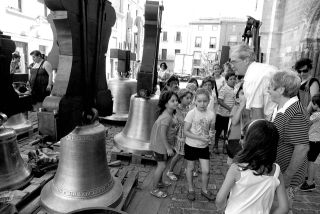 Niños y mayores vieron las campanas en la plaza