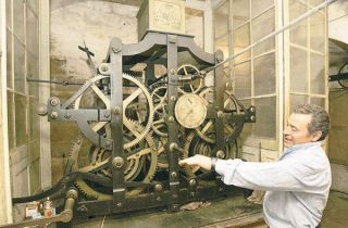 Antonio Conde muestra el mecanismo del reloj - Autor: ALVAREZ, Xoán