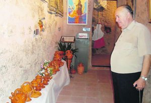 El párroco Bernardo Guerrero junto a piezas cerámicas - Autor: DÍEZ, J.