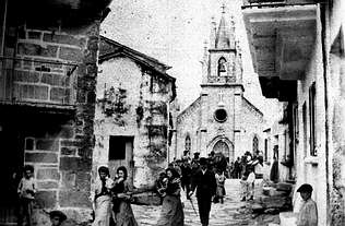 Vecinos saíndo do renovado templo nunha instantánea tomada en 1888 - Autor: ARQUIVO ALEJANDRO LAMAS COSTA
