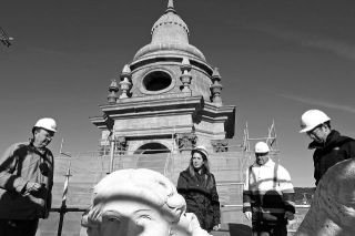 De izquierda a derecha, Michel Aldaz, Verónica Quintanilla, José Gallegos y Joaquín Torres, de la dirección de obra, junto a un ángel. Detrás, la torre norte - Autor: GARZARÓN, Jesús