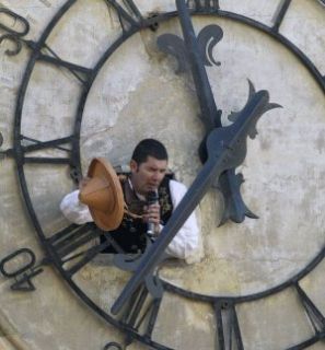 Ángel Rufino de Haro, 'El Mariquelo', asoma por el reloj de Torre de Campanas - Autor: GARCÍA, J. M.