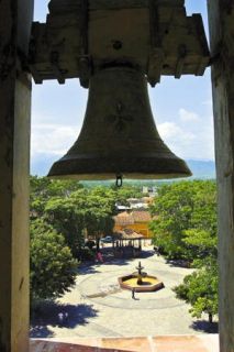 Las campanas de Comayagua hacen historia, son de incalculable valor, acá una de las instaladas en la torre de la iglesia catedral de Comayagua, al fondo se observa la plaza León Alvarado, centro del casco histórico de esta ciudad. - Autor: ISAULA, Rodolfo