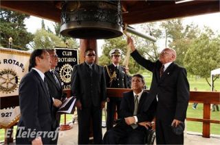 El vicepresidente Lenín Moreno tocó la campana de la paz ubicada en el parque La Carolina de Quito.  - Autor: CORTESÍA
