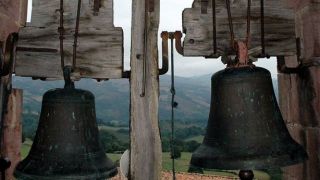 Dos de las campanas de la imponente iglesia parroquial de San Lorenzo, de Ziga - Autor: ONDIKOL