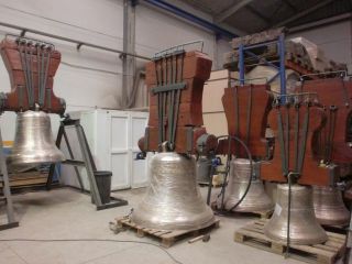 Las campanas de la catedral ya restauradas, en el proceso de embalaje para su traslado. Foto: 2001 TÉCNICA Y ARTESANÍA
